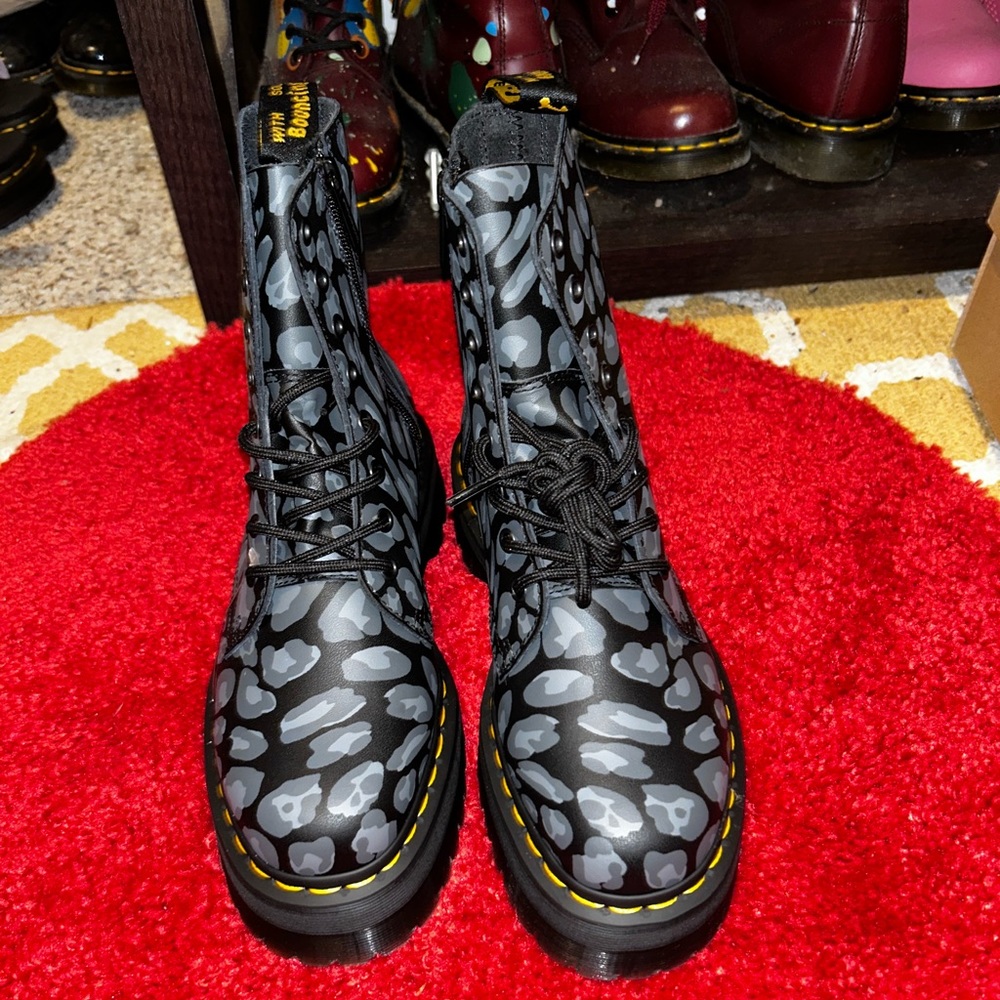 Dr. Martens Leopard Jadon
